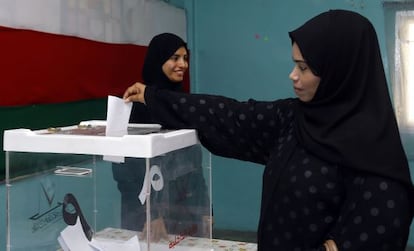 Una mujer omaní vota hoy en un colegio electoral en Mascate.