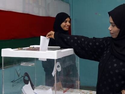 Una mujer oman&iacute; vota hoy en un colegio electoral en Mascate. 