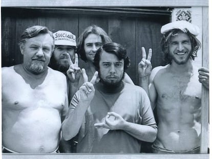 Fotografía subida a Facebook por Sergio Mendes, con Harrison Ford a la derecha.