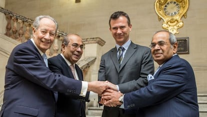 Juan Miguel Villar Mir, presidente del Grupo OHL;
 Prakash P. Hinduja, presidente para Europa del Grupo Hinduja; Mark Lancaster del Parliamentary Under Secretary of State and Minister for Defence Personnel and Veterans del Reino Unido, y Gopichand P. Hinduja, copresidente del Grupo Hinduja en el Old War Office de Londres.