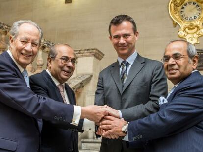 Juan Miguel Villar Mir, presidente del Grupo OHL;
 Prakash P. Hinduja, presidente para Europa del Grupo Hinduja; Mark Lancaster del Parliamentary Under Secretary of State and Minister for Defence Personnel and Veterans del Reino Unido, y Gopichand P. Hinduja, copresidente del Grupo Hinduja en el Old War Office de Londres.