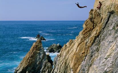 Clavadistas saltando en La Quebrada del Acapulco (M&eacute;xico)