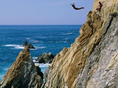 Clavadistas saltando en La Quebrada del Acapulco (M&eacute;xico)