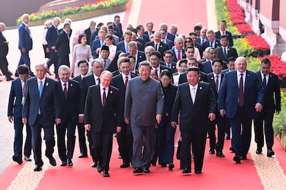 El presidente chino Xi Jinping, en el centro, Vladimir Putin, a la izquierda y Kim Jong Un, a la derecha; llegan al desfile junto a  otros líderes extranjeros.
