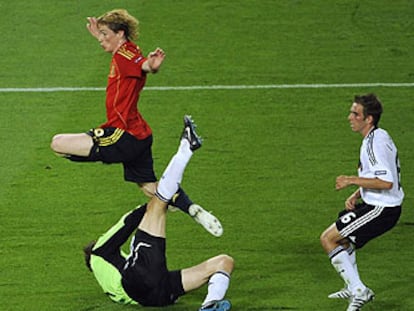 Tras superar a Lahm y rematar, Fernando Torres salta sobre Lehmann mientras observa cómo el balón cruzado se dirige hacia el fondo de la red alemana.