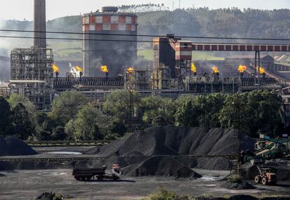 Vista de la zona del accidente en el que tres trabajadores de la empresa auxiliar Daorje han resultado heridos en una explosión registrada en las baterías de cok de ArcelorMittal en Gijón.