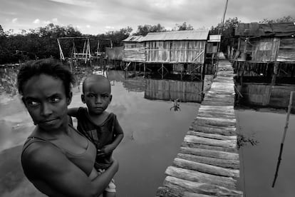 Mujer desplazada con su hijo en Tumaco, Colombia