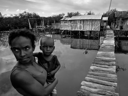 Mujer desplazada con su hijo en Tumaco, Colombia
