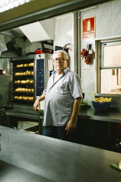 Boni García, en su bar La Patata.