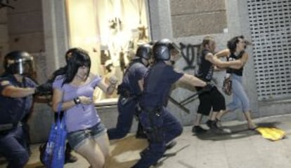 Carga policial anoche en la calle carretas.