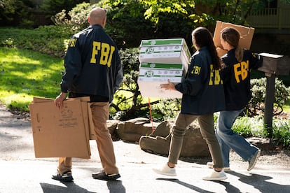 Tres agentes del FBI cargan con cajas vacías en el exterior de la vivienda de John Bolton, este viernes.