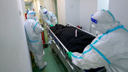 Personal sanitario transporta el cadáver de una mujer fallecida por coronavirus, el 15 de octubre, en el Instituto Nacional de Neumología Marius Nasta de Bucarest, Rumanía.