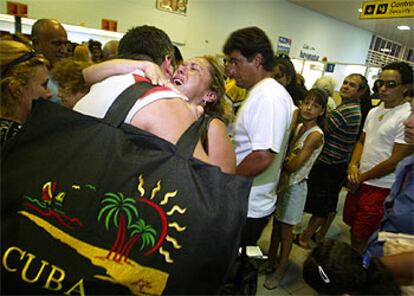 Dos familiares se despiden en el aeropuerto de La Habana el pasado martes.