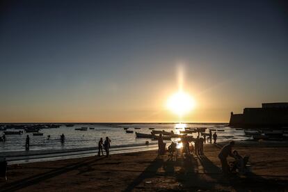 Atardecer en la playa de La Caleta en Cádiz. 