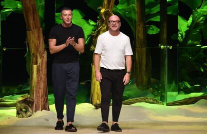 Los diseñadores Domenico Dolce y, a la izquierda, Stefano Gabbana tras el desfile de su colección primavera/verano 2017 en Milán.