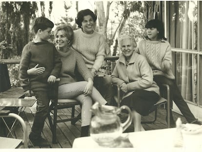 Carmen Machado, al centro, junto a sus dos hijos, su madre, su hermana María, en Chile en la década de los sesenta.