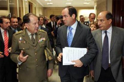 El general Félix Sanz, el ministro José Bono y el diputado socialista Jesús Cuadrado, en el Congreso.