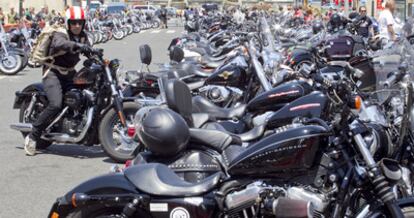 Harley-Davidson enthusiasts gather in Barcelona.