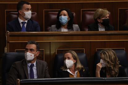 Pedro Sánchez, Nadia Calviño y Yolanda Díaz, durante la votación de la reforma laboral.