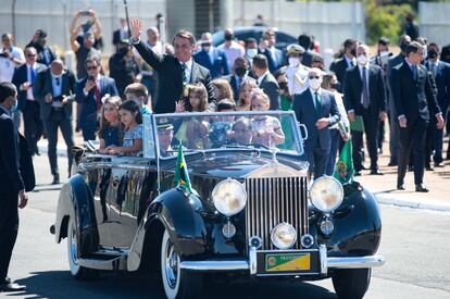 El presidente brasileño, Jair Bolsonaro, llega a borde de un Rolls Royce a la ceremonia del Día de la Independencia , en Basilia.