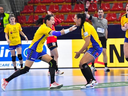 Las jugadoras rumanas celebran el triunfo contra España.