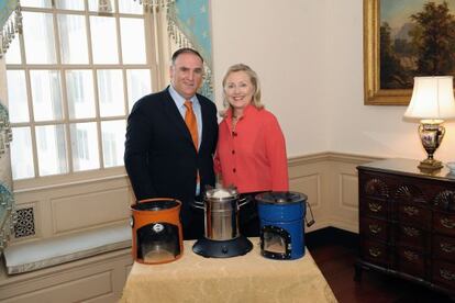 El chef José Andrés, junto a Hillary Clinton.