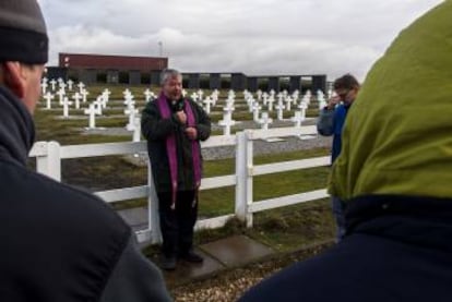 Un sacerdote ofrece una misa en el cementerio Darwin, en las islas Malvinas.