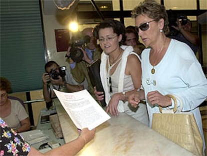 En la imagen, la esposa y la hija de Rodríguez Galindo, esta mañana en el registro.