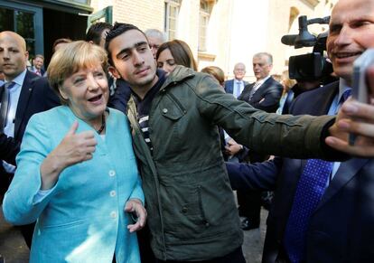 La imagen del selfi de Anas Modamani con Angela Merkel en un centro de acogida de Berlín que se hizo viral en todo el mundo en septiembre de 2015.