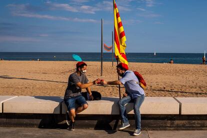 Dos jóvenes brinda antes de una de las concentraciones de Barcelona.