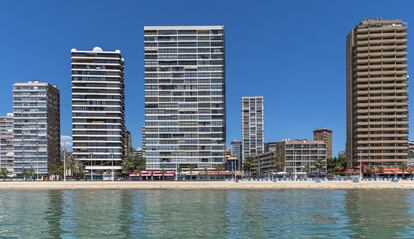 Vista de la playa vacía de Levante de Benidorm desde el mar.