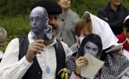 Participantes en el pasacalles de 'Gatoflautas y Chulapos Indignados', ataviados con la vestimenta típica de los chulapos y chulapas madrileños, recorren los alrededores de Madrid Río convocados por la Coordinadora del 15M. EFE/Archivo