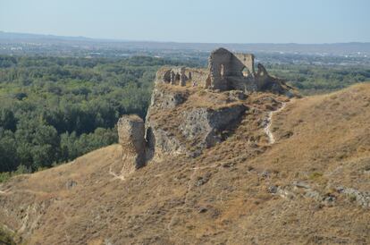 El cabezo de Miranda, visto desde el norte, con las ruinas del castillo del siglo XII levantado sobre parte de los restos de la ciudad campamental califal de al-Yazira. Al fondo, la ciudad de Zaragoza.