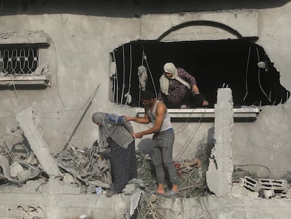 Dos mujeres salen de un edificio bombardeado por Israel en Rafah, al sur de la franja de Gaza.