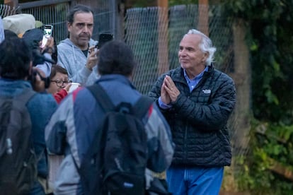 Andrés Chadwick exministro en las afueras de la Tenencia del lago Ranco