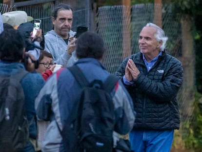Andrés Chadwick exministro en las afueras de la Tenencia del lago Ranco