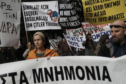 Pancartas durante la manifestación por las calles de Atenas (Grecia) durante la jornada de huelga general.