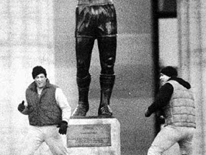 Stallone, caracterizado como <i>Rocky</i>, y Tommy Morrison como <i>Tommy Gunn</i> en una escena de <i>Rocky V</i> bajo la estatua en las escaleras del museo.