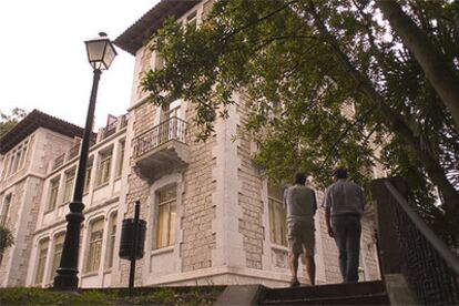 El palacio que alberga las instalaciones del parador de Limpias está rodeado por un jardín de cinco hectáreas.