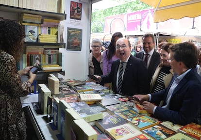 El ministro Miquel Iceta, el alcalde José Luis Martínez-Almeida, la vicealcaldesa Begoña Villacís, la consejera Marta Rivera de la Cruz y la directora de la Feria del Libro Eva Orúe en la caseta de la editorial Renacimiento, en la visita para autoridades de la inauguración, este viernes 26 de mayo.