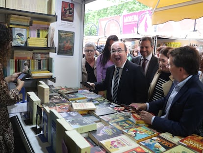 El ministro Miquel Iceta, el alcalde José Luis Martínez-Almeida, la vicealcaldesa Begoña Villacís, la consejera Marta Rivera de la Cruz y la directora de la Feria del Libro Eva Orúe en la caseta de la editorial Renacimiento, en la visita para autoridades de la inauguración, este viernes 26 de mayo.