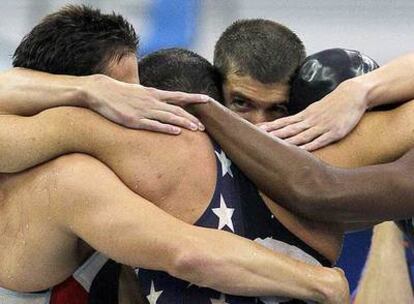 De izquierda a derecha, los estadounidenses Garrett Weber-Gale, Jason Lezak, Michael Phelps y Cullen Jones se abrazan tras su victoria.