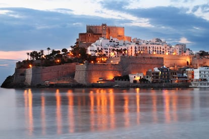 La fortaleza de la antigua ciudad de Peñíscola se edificó por orden de los templarios, a semejanza de los castillos de Tierra Santa, entre finales del XIII y principios del XIV. Fue una de las tres sedes pontificias que ha habido en la historia, y refugio de Benedicto XIII, el Papa Luna.