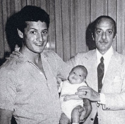 El actor en brazos de su padre, Diego Fernando Botto, y junto a su abuelo. La desaparición de su progenitor durante la dictadura de Videla ha marcado la vida de la familia