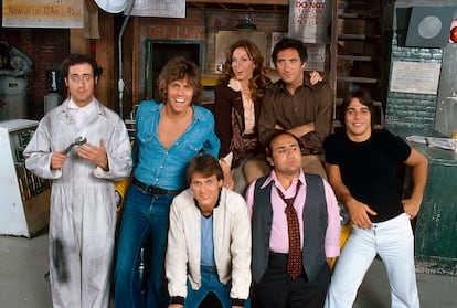 Imagen de la primera temporada de la telecomedia 'Taxi', que comenzó a emitirse en 1978. Vestido de mecánico, a la izquierda, está Andy Kaufman. Otro rostro reconocible es el de Danny DeVito.