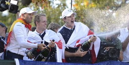 De izquierda a derecha, los golfistas Sergio Garc&iacute;a, de Espa&ntilde;a, Luke Donald y Justin Rose, de Inglaterra, celebran la victoria en Medinah, Illinois.
