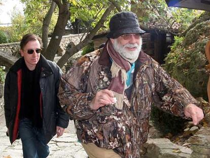 Tim Roth, a la izquierda, y Francis Ford Coppola, el pasado miércoles en Bulgaria durante el rodaje de <i>Youth without youth.</i>