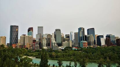 Skyline de Calgary, a orillas del río Bow.