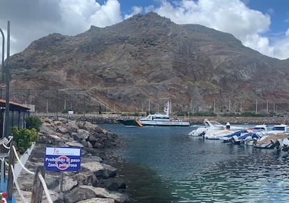 La patrullera Río Duero de la Guardia Civil pasa por delante del pantalán 'A' de la Marina Tenerife, la zona en la que Tomás Gimeno atracaba su embarcación.