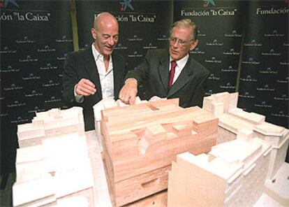 Jacques Herzog, izquierda, y José Vilarasau, ayer, ante la maqueta del proyecto CaixaFórum-Madrid.